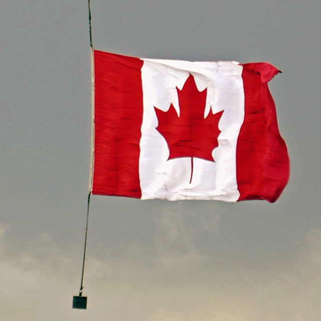 Hubschrauber mit der kanadischen Flagge über Calgary