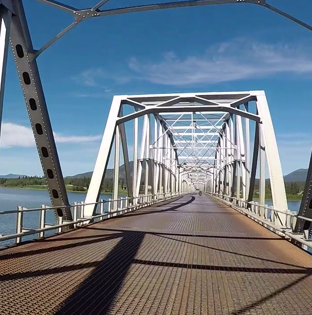 Brücke mit Fahrbahn aus Gitterrostplatten