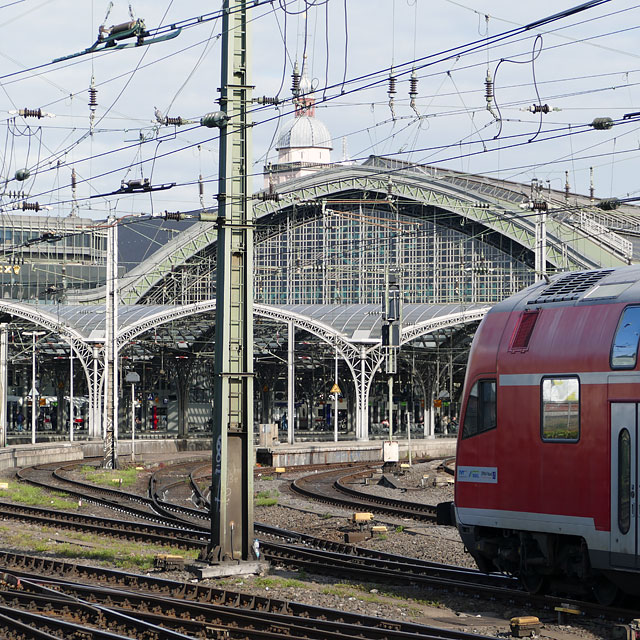 Einfahrt in den Kölner Hauptbahnhof