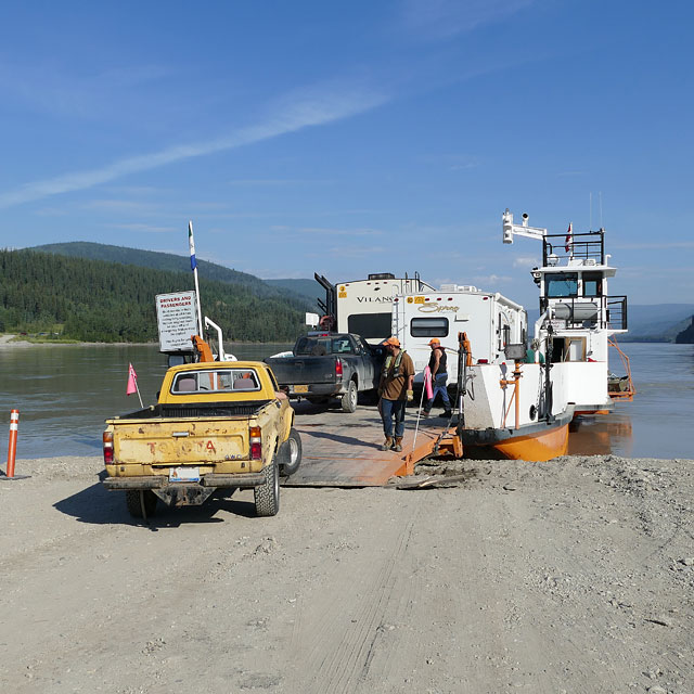 In Dawson City mit der Fähre über den Yukon